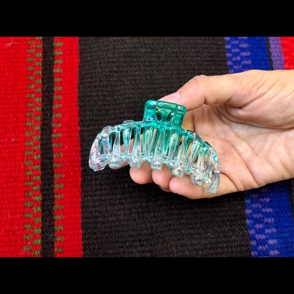 Valet Studio Callie Clip in aqua - Picture 3 of 5